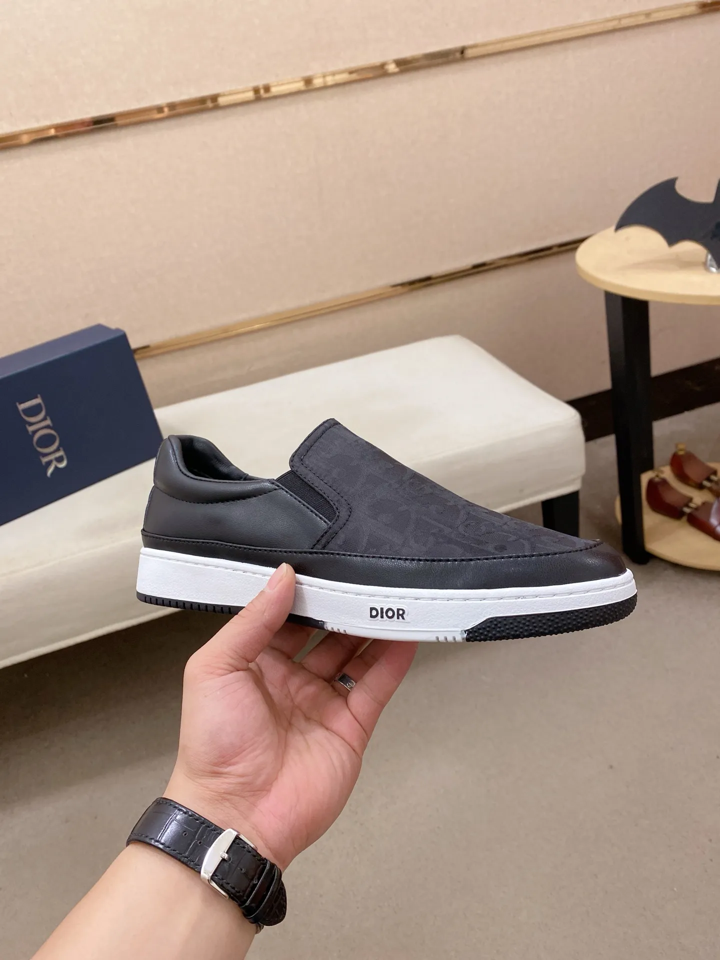 Men's shoes💰 400💰🇮🇹🇮🇹Dior d The new models are on sale at the same time at the counter. The uppers are imported from Italy, and the linings are all imported sheepskin. They are completely 1⃣️ to 1⃣️ replicas 🇮🇹💪💪, ⚠shoes Bottoms: Original soles are specially provided by the original factory. The exclusive movable molded soles are super comfortable. ⚠Original factory goods, 🔍🔍high quality. You can enter and leave the counter at will. Welcome to compare⚠. Code number:38-44